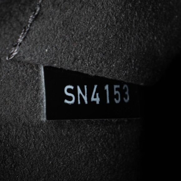 GIFTABLE! $2850 Louis Vuitton Epi Electric Alma PM Satchel black patent leather - Picture 17 of 17